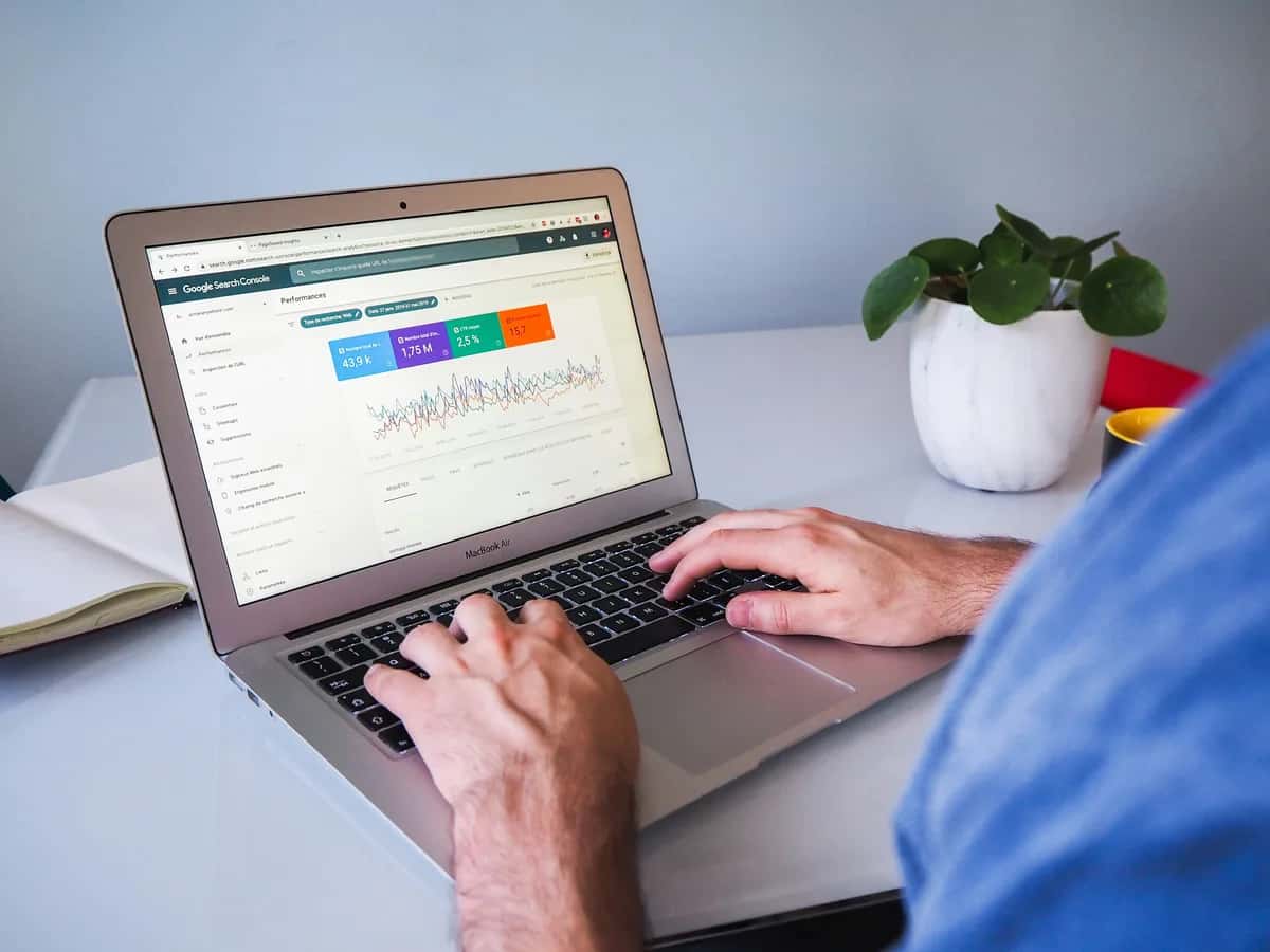 SEO dashboard op laptop — professionele website laten maken